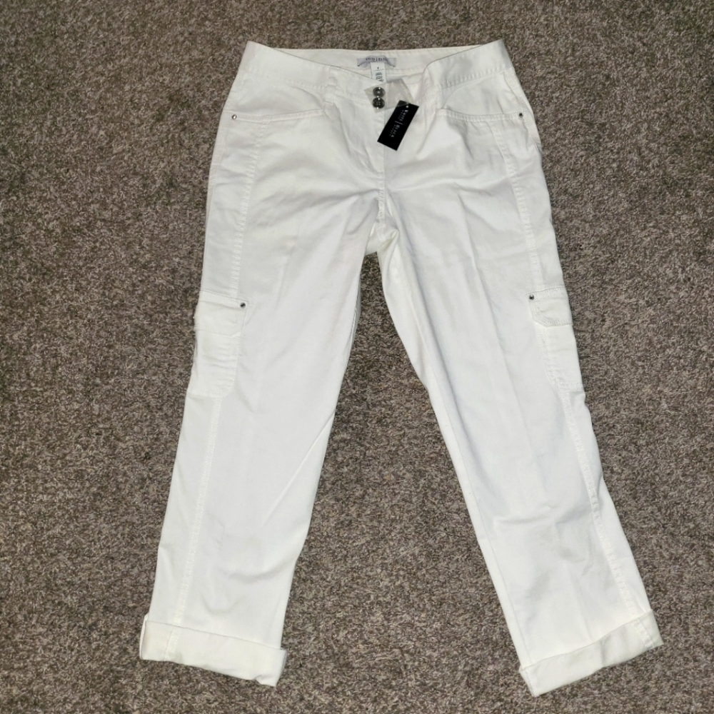 White House Black Market NWT  Size: 4  Color: White  Style: Cropped Cargo